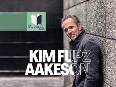 Forfatter Kim Fupz Aakeson læner sig opad en mur