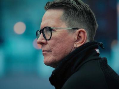 Nærbillede af skuespiller Thomas Bo Larsen i profil med et alvorligt udtryk.